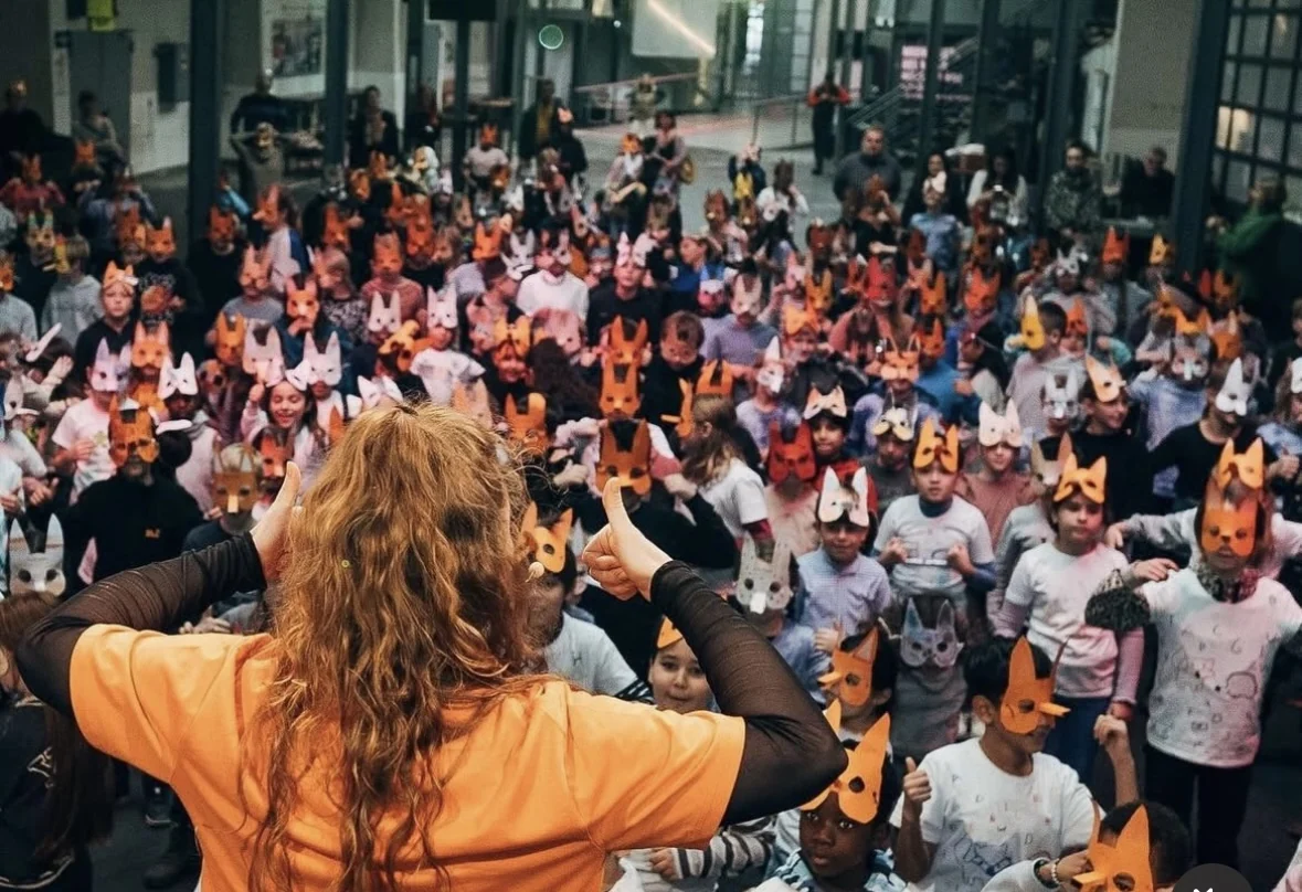 Performers facing an audience of children at a Herr Fuchs frisst Bücher event